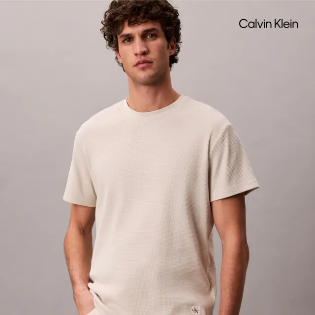 【CALVIN KLEIN】官方旗艦館CK Monogram 標籤華夫格圓領 T 恤_裸色