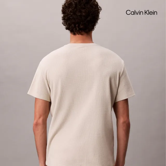 【CALVIN KLEIN】官方旗艦館CK Monogram 標籤華夫格圓領 T 恤_裸色