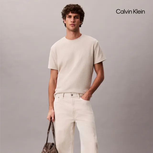 【CALVIN KLEIN】官方旗艦館CK Monogram 標籤華夫格圓領 T 恤_裸色