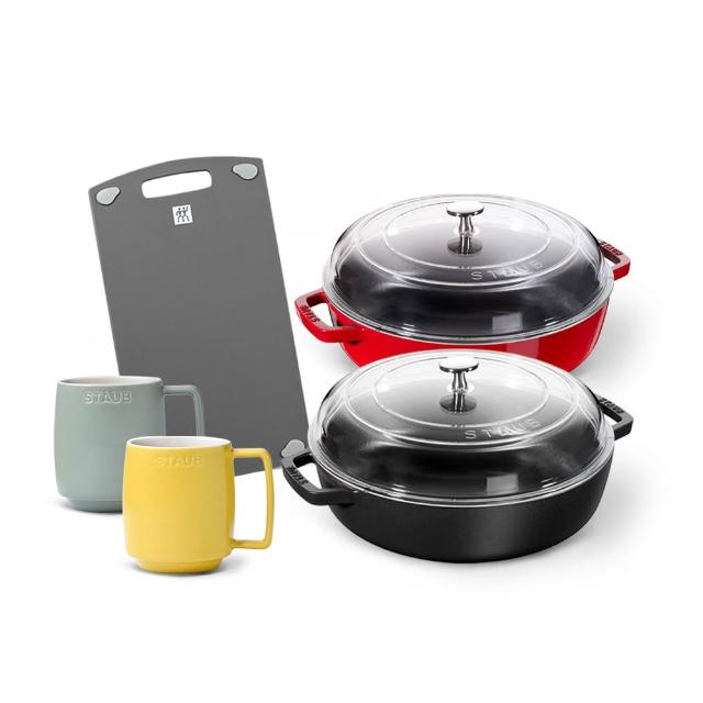 【STAUB】琺瑯鑄鐵雙耳煎鍋24cm含蓋＋抗菌砧板＋拿鐵杯2入組(德國雙人牌集團官方直營)
