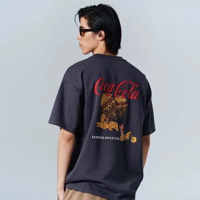 【Daniel Wong】Coca Cola 可口可樂聯名款 中性 熱氣球印花 太空棉短袖上衣(深灰)