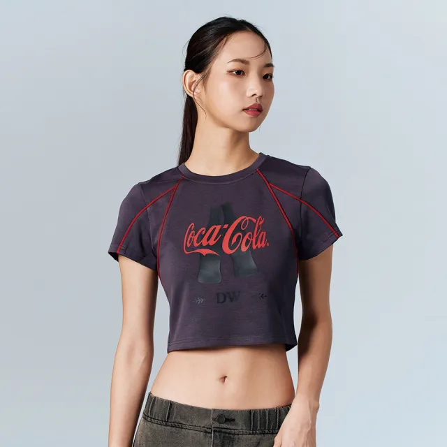 【Daniel Wong】Coca Cola 可口可樂聯名款 女款 印花出芽短袖上衣(深灰)