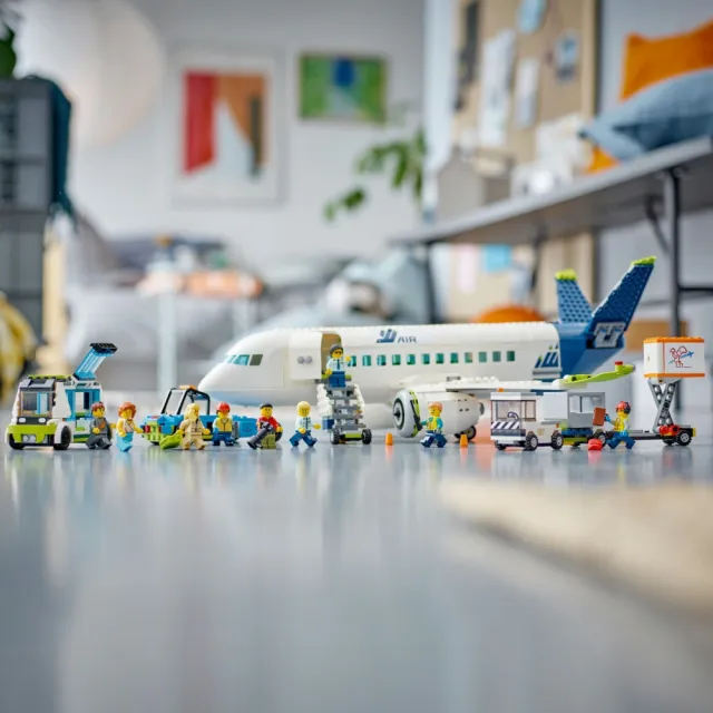 【LEGO 樂高】城市系列 60367 客機(兒童玩具 飛機模型 益智積木 機場角色扮演 互動游戲 STEM 禮物 7歲以上)