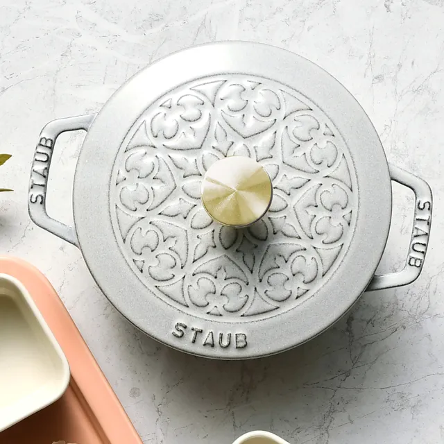 【STAUB】Lily雕花琺瑯鑄鐵和食鍋16cm-松露白(德國雙人牌集團官方直營)