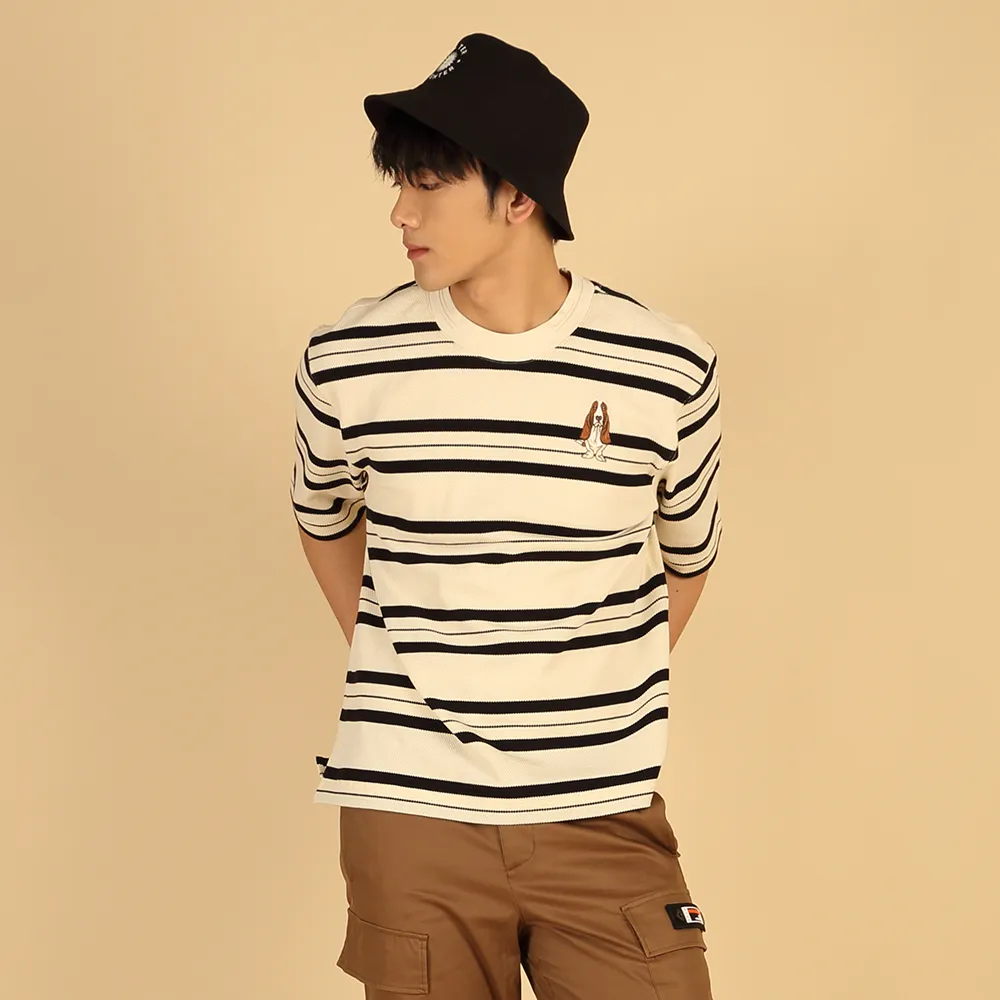 【Hush Puppies】男裝 上衣 條紋緹花刺繡狗五分袖上衣 (淺卡其 / 63110205)