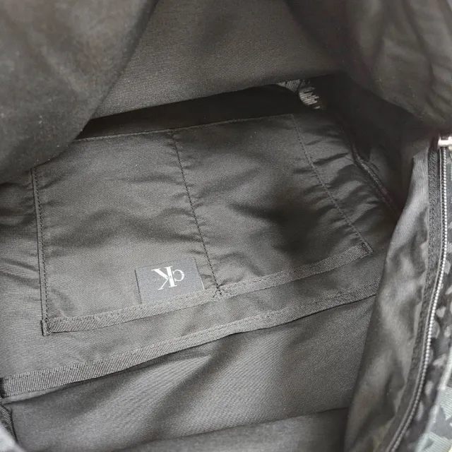 【CALVIN KLEIN】CK Monogram Logo 滿版緹花老花大容量後背包送禮原廠紙袋