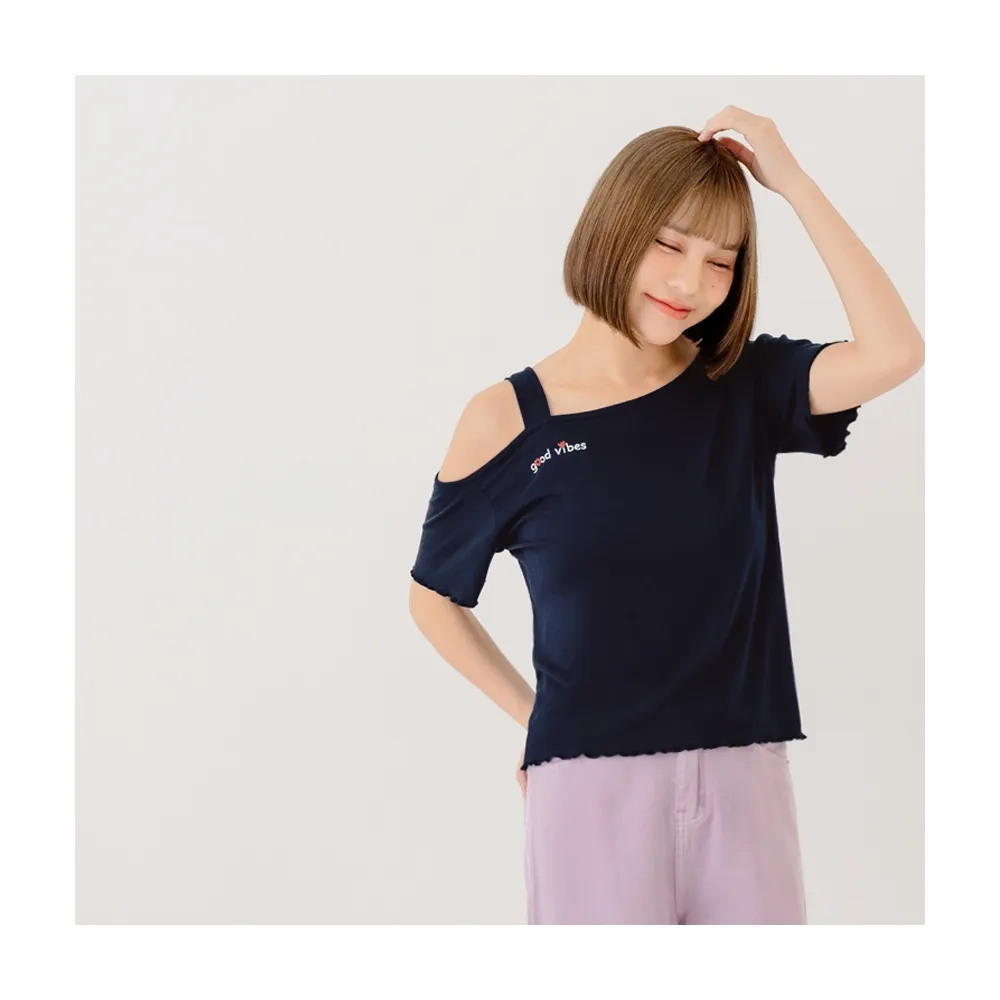 【OB 嚴選】涼感莫代爾不對稱露肩木耳邊造型上衣親子款女 《AB18083》