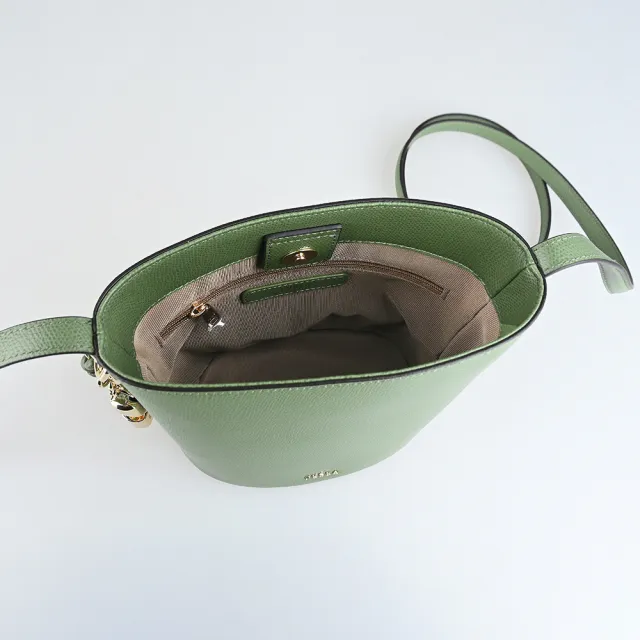 【FURLA 芙拉】FURLA精品小牛皮吊飾編織磁釦斜背水桶包(迷你/綠)