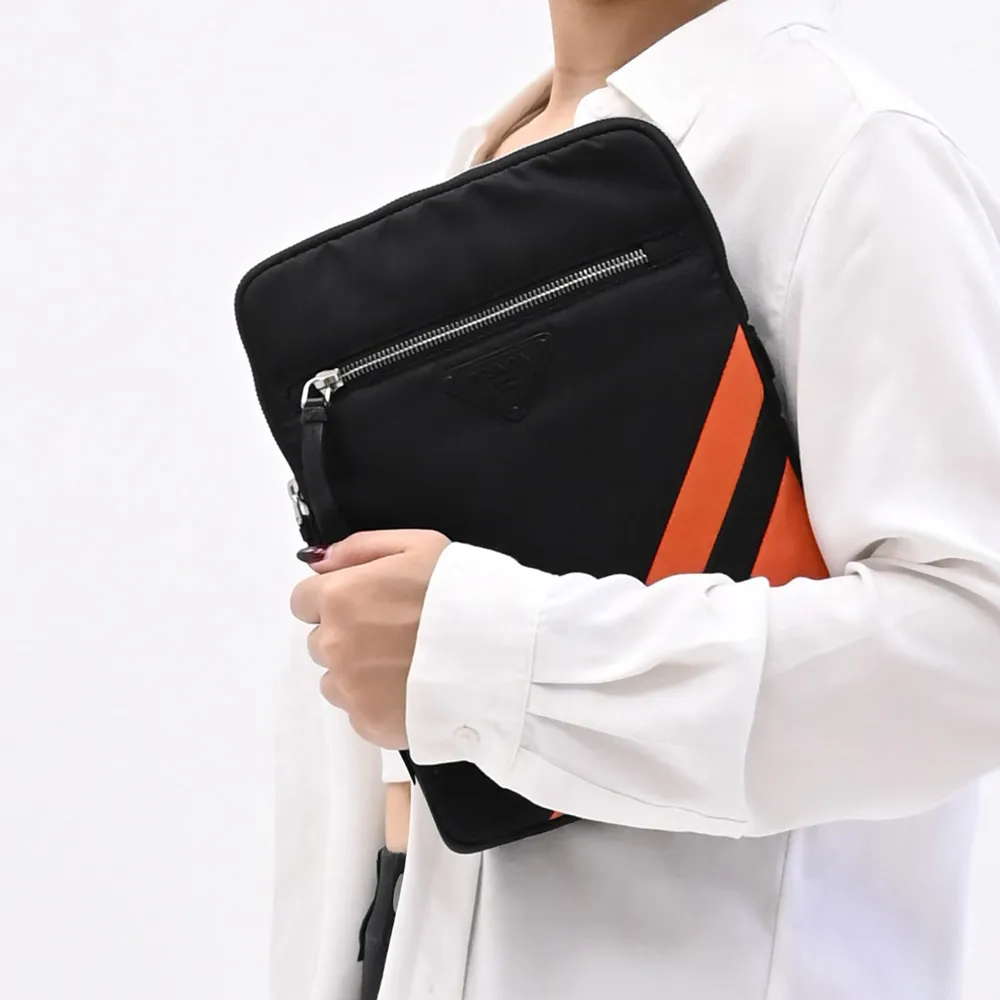 【PRADA 普拉達】簡約三角LOGO偽三角斜線尼龍平板收納包手拿包(黑)