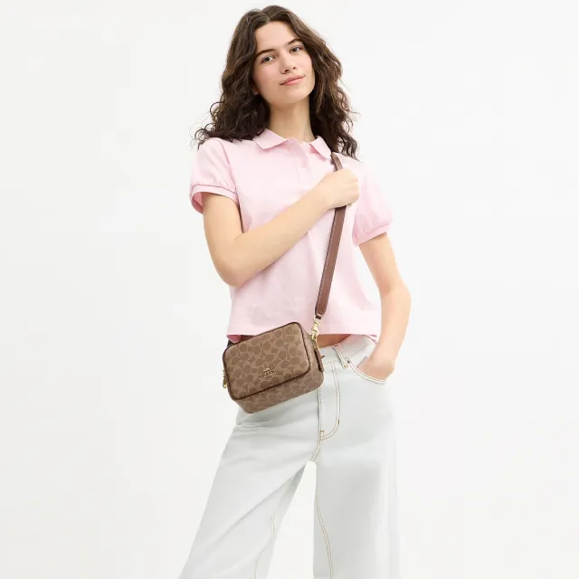 【COACH】蔻馳官方直營 CAREY 經典 SIGNATURE 迷你斜背包 相機包-IM/棕黃色/棕色(CEK69)