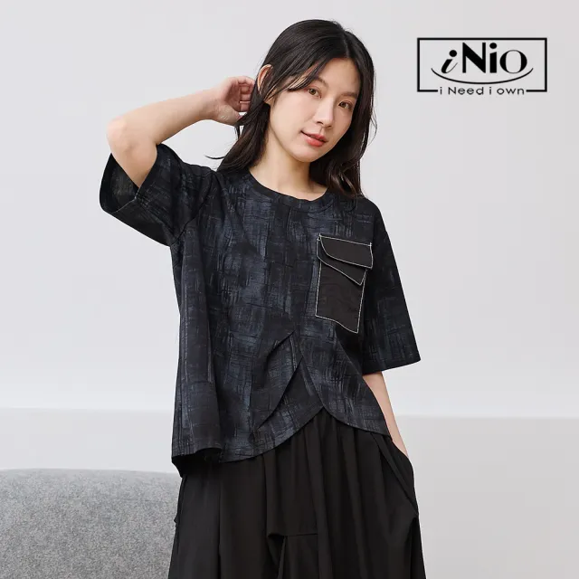 【iNio 衣著美學】縫線口袋分衩下襬修身短袖上衣 女弧形交錯下襬圓領棉T 異材質拼接口袋寬鬆上衣  CHW1133