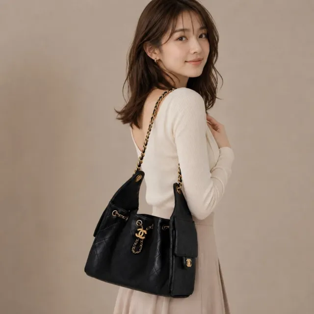 【CHANEL 香奈兒】Chanel 25 CC Logo 金色標誌小牛皮小款肩背包(黑色)
