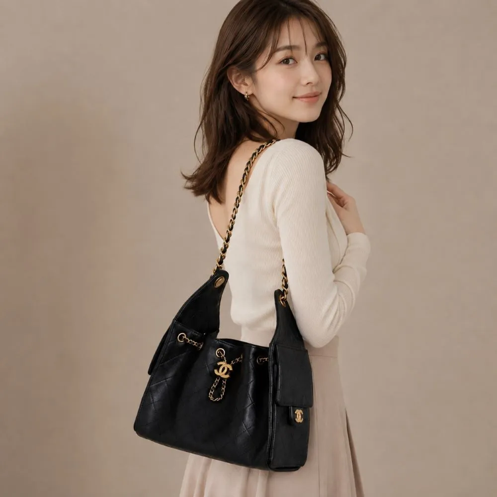 【CHANEL 香奈兒】Chanel 25 CC Logo 金色標誌小牛皮小款肩背包(黑色)