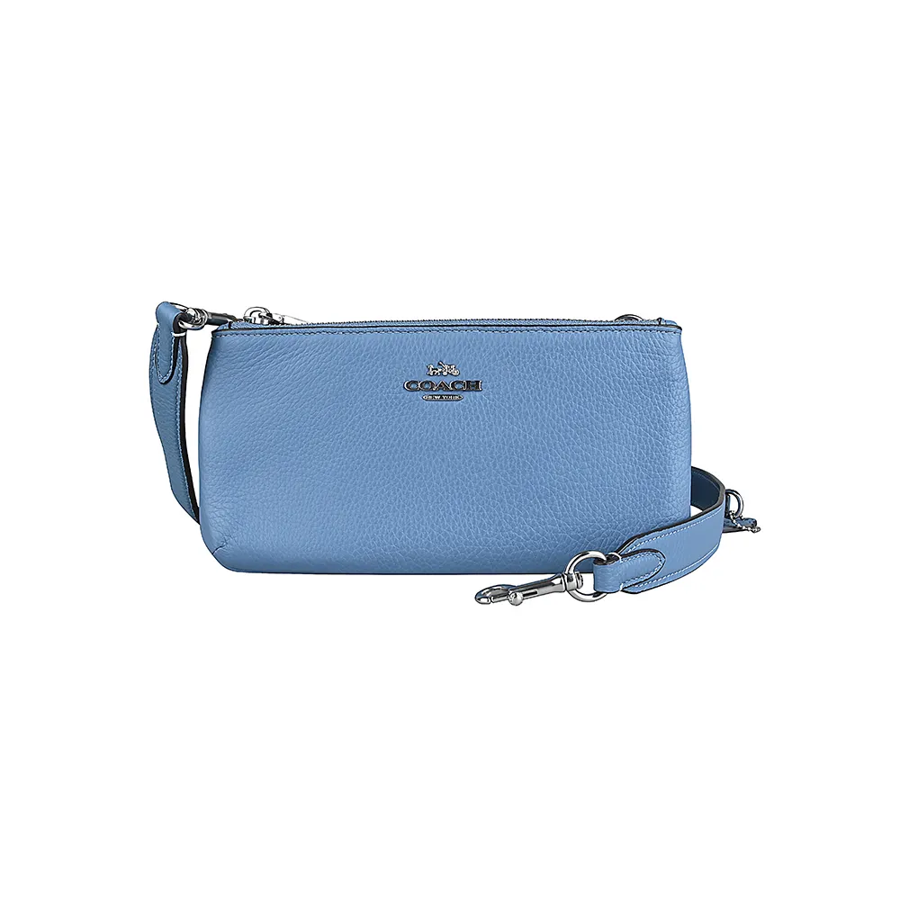 【COACH】經典銀色金屬LOGO鵝卵石紋路皮革斜背包(淺藍)