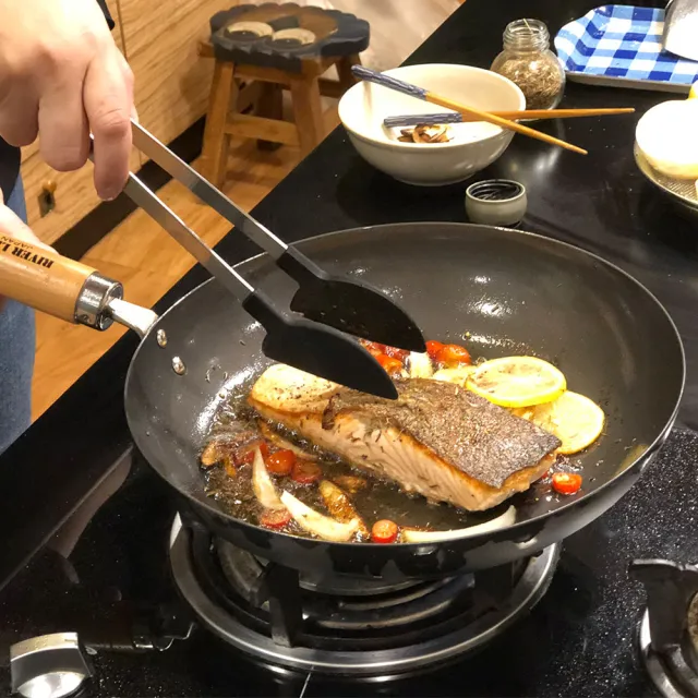 【PREMIUM 極】日本製無塗層不易生鏽鐵製平底鍋 28cm 超值兩件組(不鏽鋼鍋蓋+平底鍋)