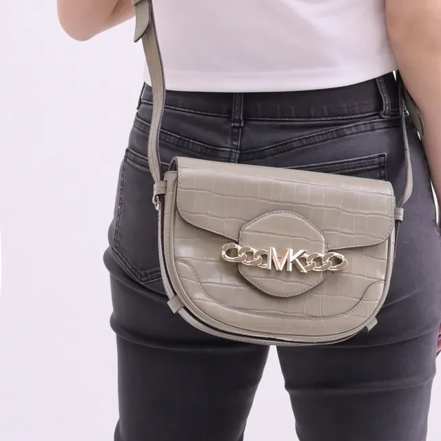 【Michael Kors】HALLY 金屬MK LOGO鱷魚紋翻蓋斜背包馬鞍包(灰綠 全新福利品)