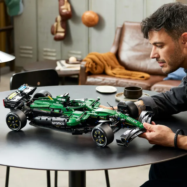 【LEGO 樂高】科技系列 42240 Aston Martin Aramco AMR25 F1 賽車(微縮模型 Formula 1 居家擺設 積木 禮物)