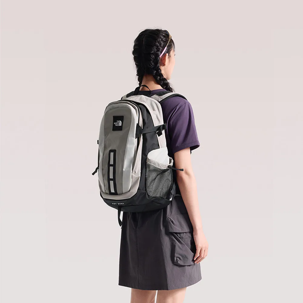 【The North Face】北面男女款灰色DWR防潑水休閒後背包｜3KYJY24 筆電包/登山包