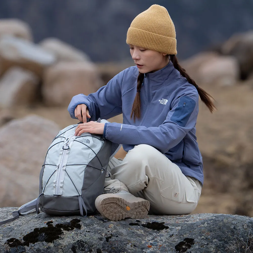 【The North Face】北面男女款灰色舒適背負休閒後背包｜8E9ZRO5(筆電包/登山包)