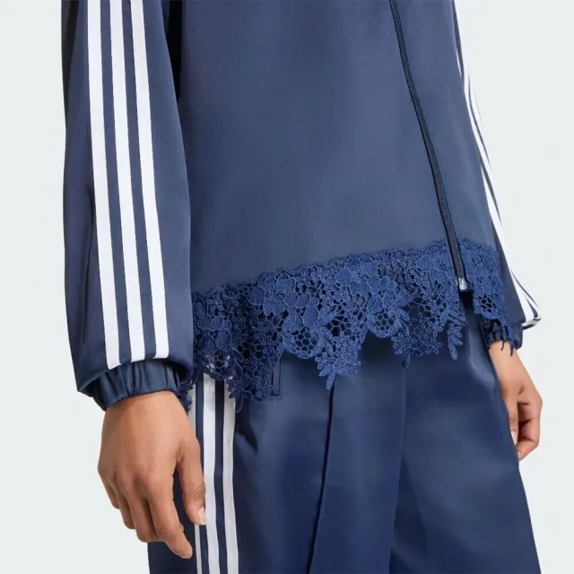 【adidas 愛迪達】Fb Sat Lace Tt 女 立領外套 運動外套 休閒穿搭 蕾絲下擺 深藍(LD1803)