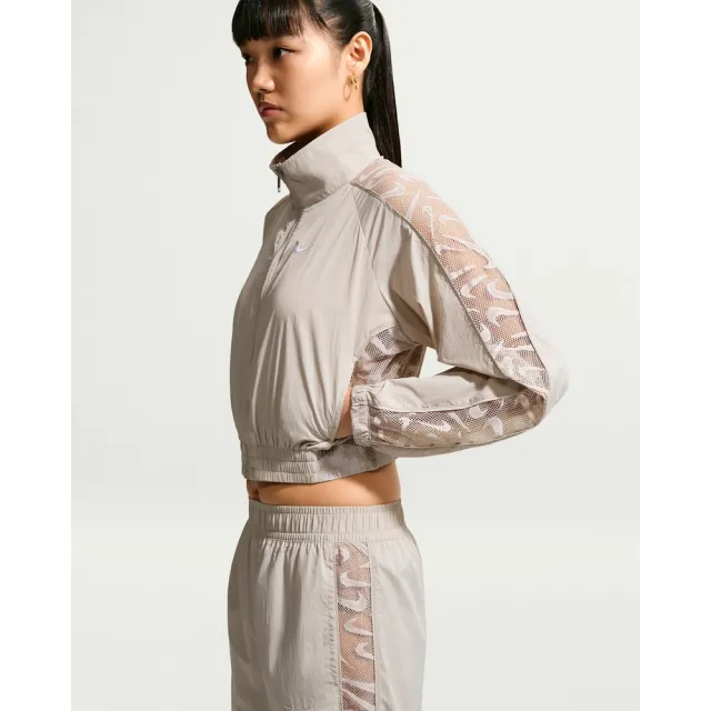 【NIKE 耐吉】立領外套 女 AS W NK LACE INSET TRACK JKT 運動 休閒 透氣 短版 卡其 (IM8194236)