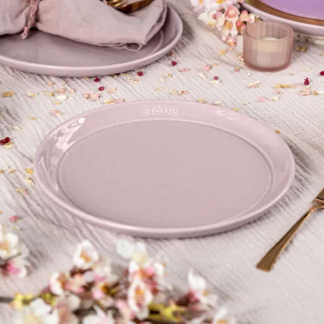 【STAUB】琺瑯鑄鐵雙耳煎鍋24cm含蓋+瓷盤餐盤20cm+矽膠配件2件組(德國雙人牌集團官方直營)