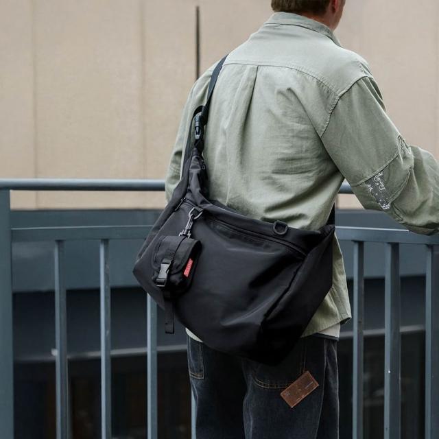 【WHOSE BAG】大容量防潑水工裝側背包 多格收納斜背包 可放A4 男女通勤包 NO.WBOM049