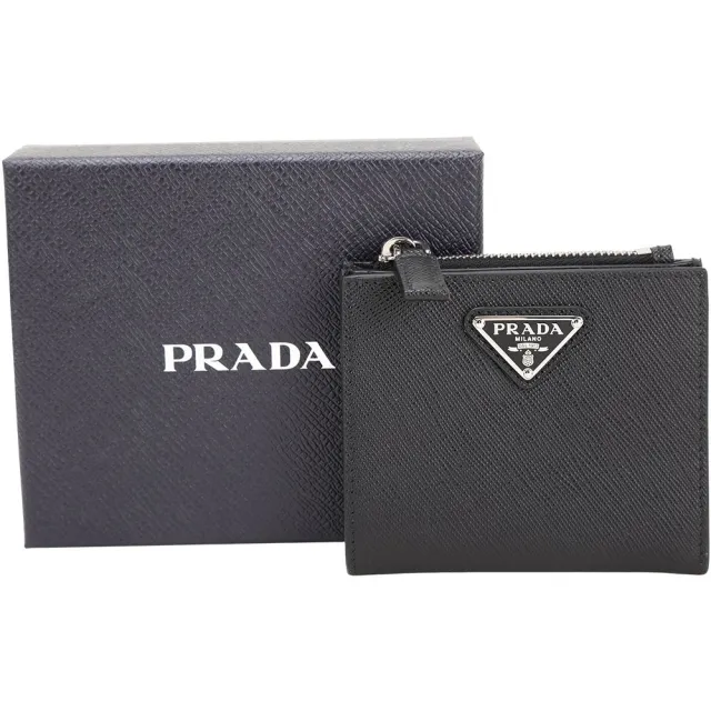 【PRADA 普拉達】Saffiano 小號 銀三角牌防刮牛皮4卡釦式短夾(黑色 皮夾 卡片零錢包)