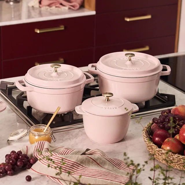 【STAUB】粉紅奶酪琺瑯鑄鐵鍋雙鍋組-圓鍋/黃銅頭24cm+飯鍋12cm(德國雙人牌集團官方直營)