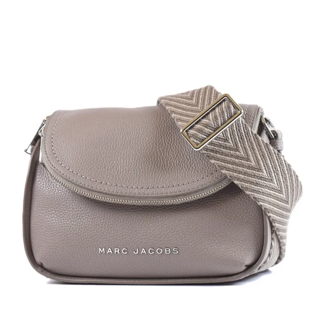 【MARC JACOBS】寬背帶荔枝紋拉鍊暗層磁吸釦翻蓋斜背包-大象灰