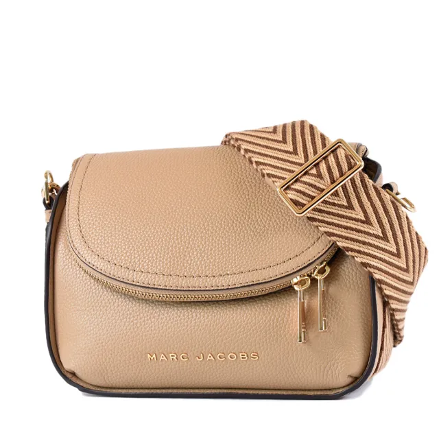 【MARC JACOBS】寬背帶荔枝紋拉鍊暗層磁吸釦翻蓋斜背包-焦糖拿鐵