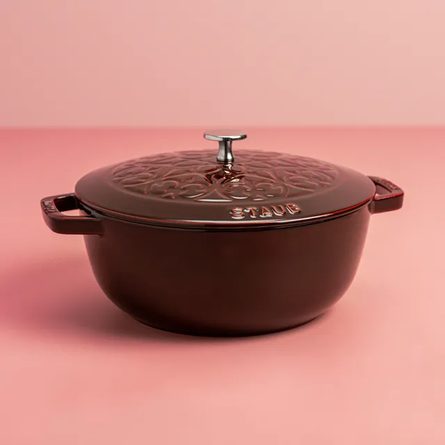 【STAUB】Lily雕花琺瑯鑄鐵鍋和食鍋26cm-石榴紅(德國雙人牌集團官方直營)