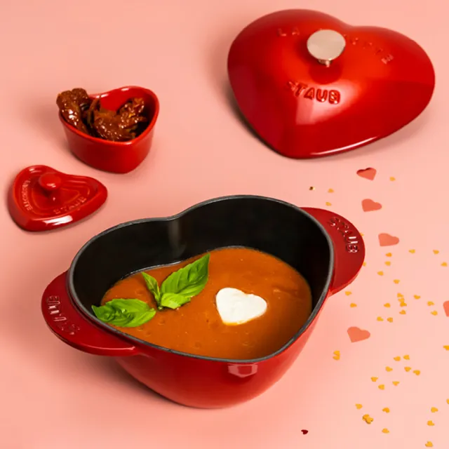 【STAUB】櫻桃紅琺瑯鑄鐵鍋愛心鍋＋心型烤盅陶缽10cm＋馬克杯350ml(德國雙人牌集團官方直營)