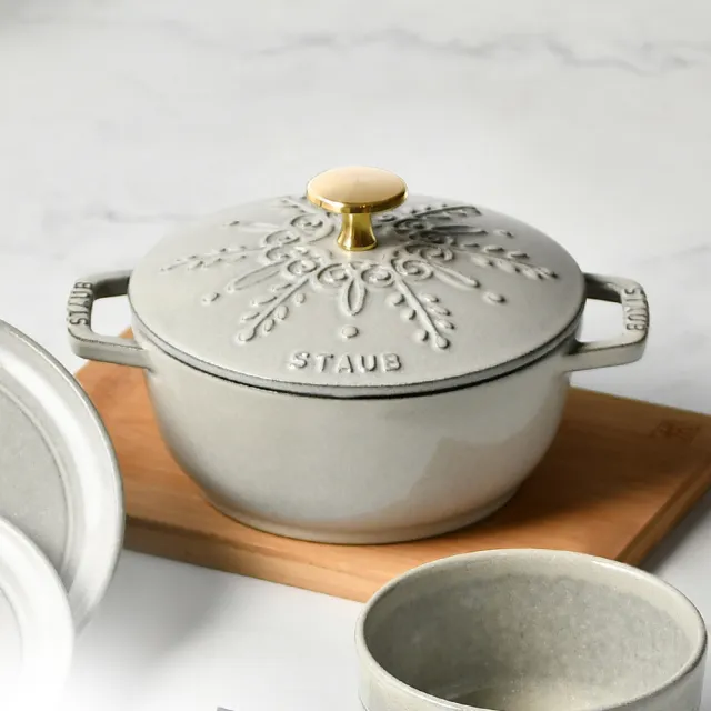 【STAUB】雪花雕花琺瑯鑄鐵鍋和食鍋16cm5件組附橢圓盤25cm、瓷盤20cm、鍋把手(德國雙人牌集團官方直營)