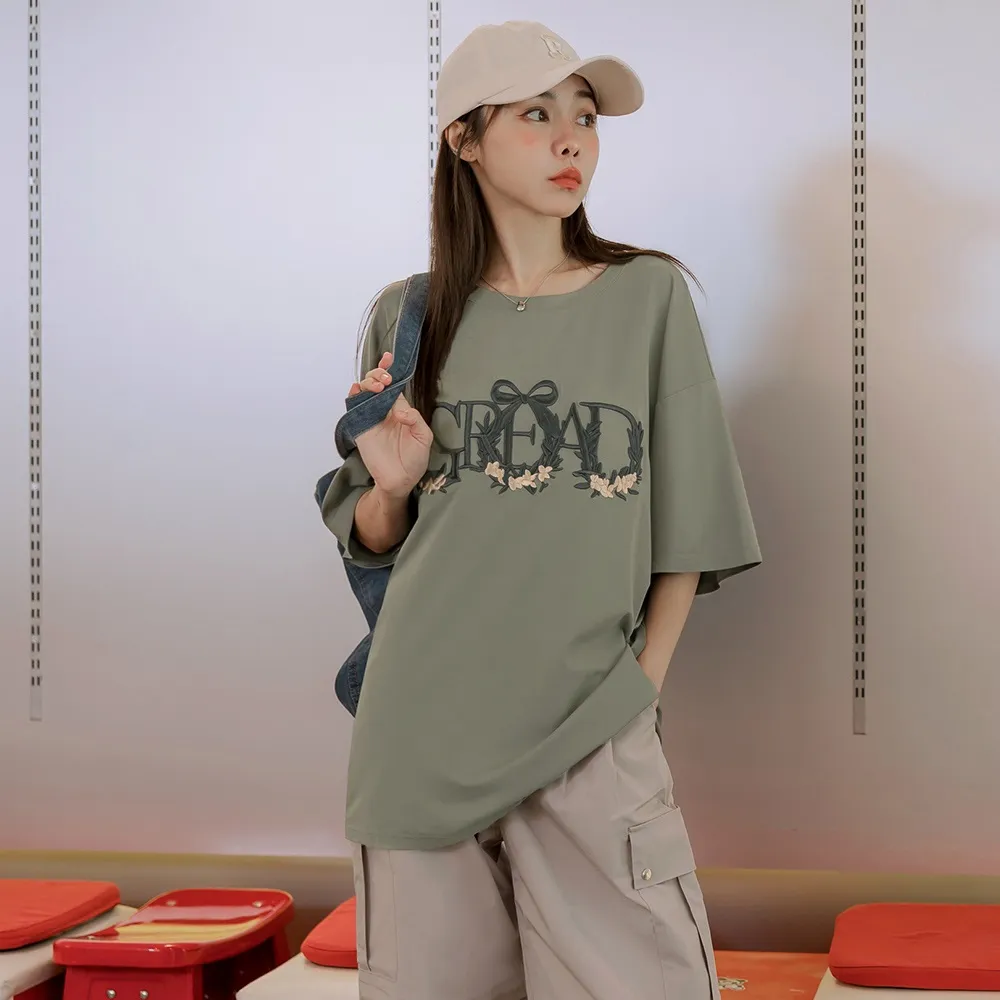【OB 嚴選】涼感冰絲防曬配色刺繡短袖上衣 《AB21546-》 適 M~2L