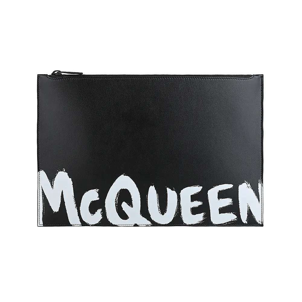 【ALEXANDER MCQUEEN】ALEXANDER McQUEEN白字LOGO拉鍊小牛皮男士手拿包(黑)