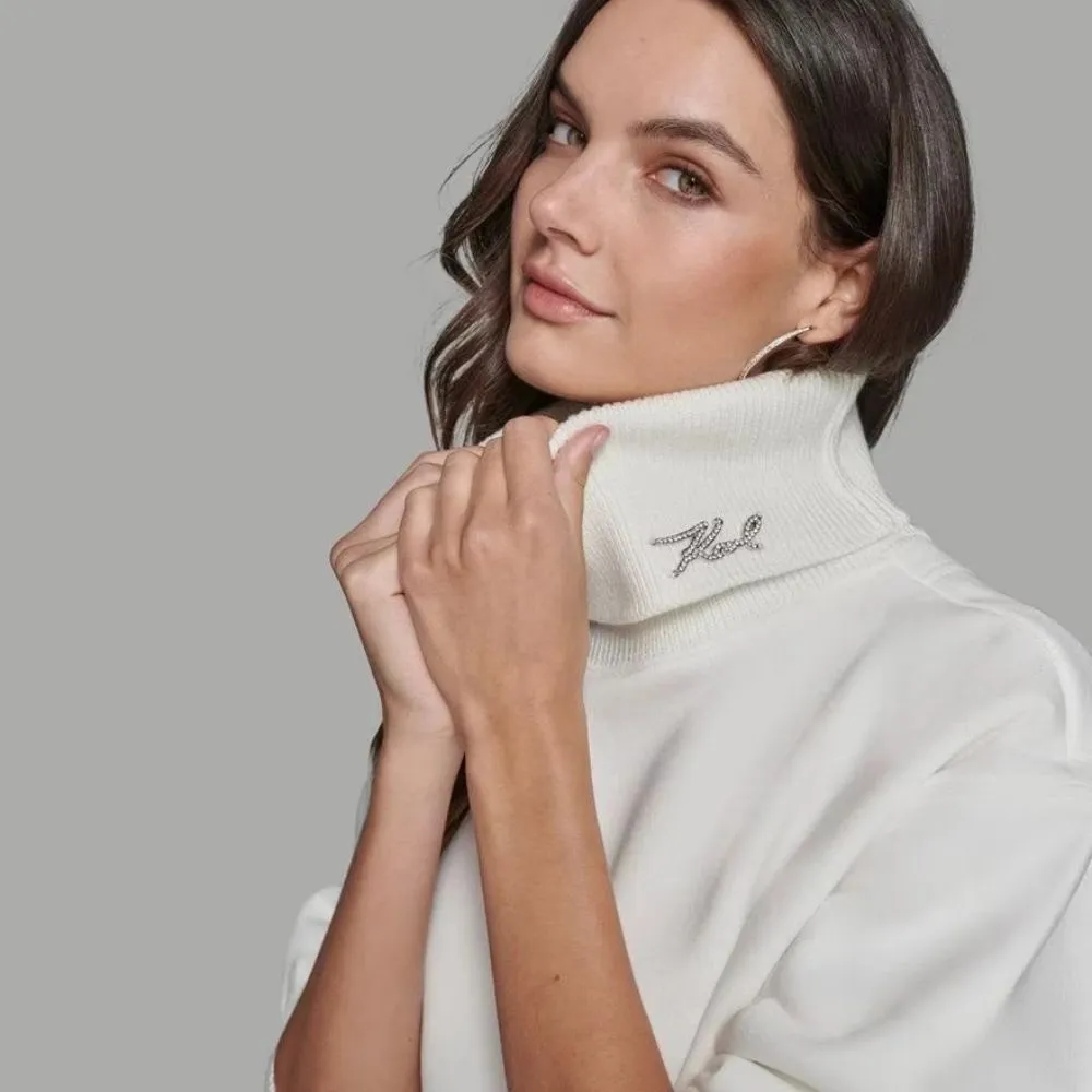【KARL LAGERFELD 卡爾】晶鑽LOGO別針高領毛衣 雲舞白
