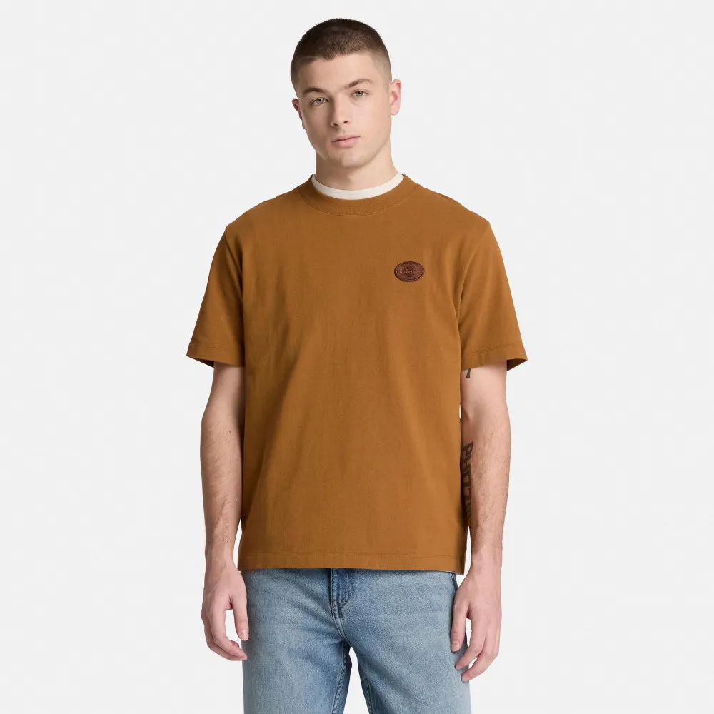 【Timberland】男款深小麥色厚磅皮革徽章短袖T恤(A26WWEH2)