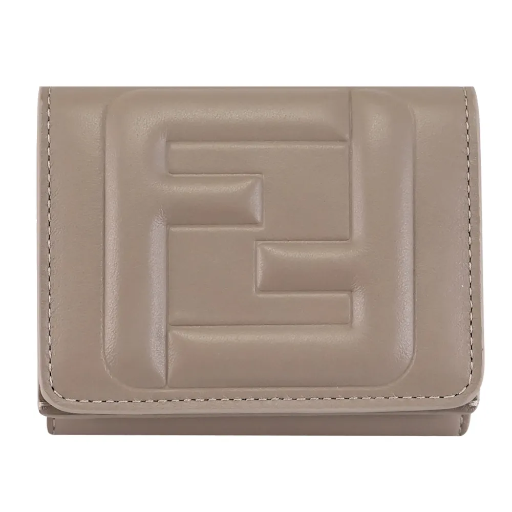 【FENDI 芬迪】經典雙F LOGO壓紋NAPPA皮革三折小零錢短夾(淺灰)