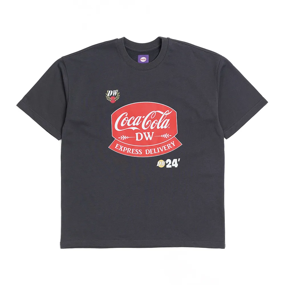 【Daniel Wong】Coca Cola 可口可樂聯名款 中性 印花高磅短袖上衣(深灰)
