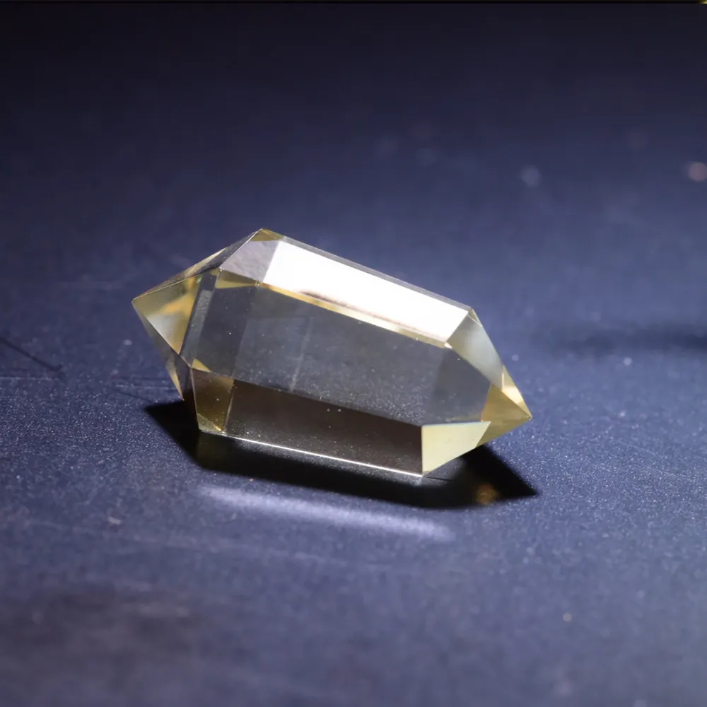 【SmileRocks 石麥】石麥水晶原礦  手工刻面雙尖黃水晶柱No.625340928(木化石底板)