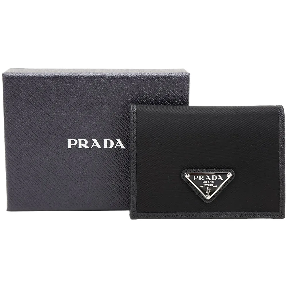 【PRADA 普拉達】Saffiano 三角牌防刮牛皮x尼龍三折短夾(黑色)