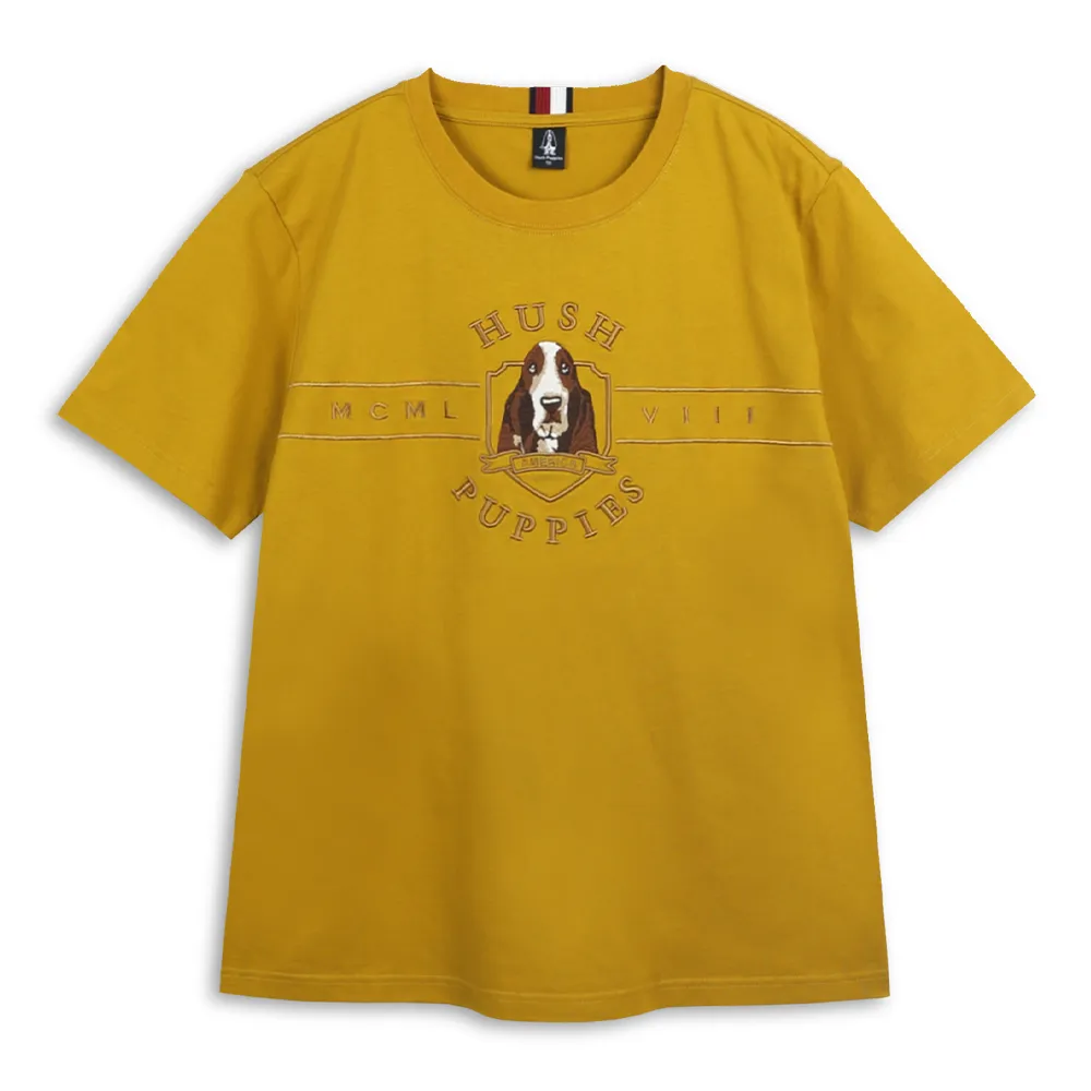 【Hush Puppies】男裝 T恤 美式徽章刺繡狗T恤 (駱黃 / 64111904)