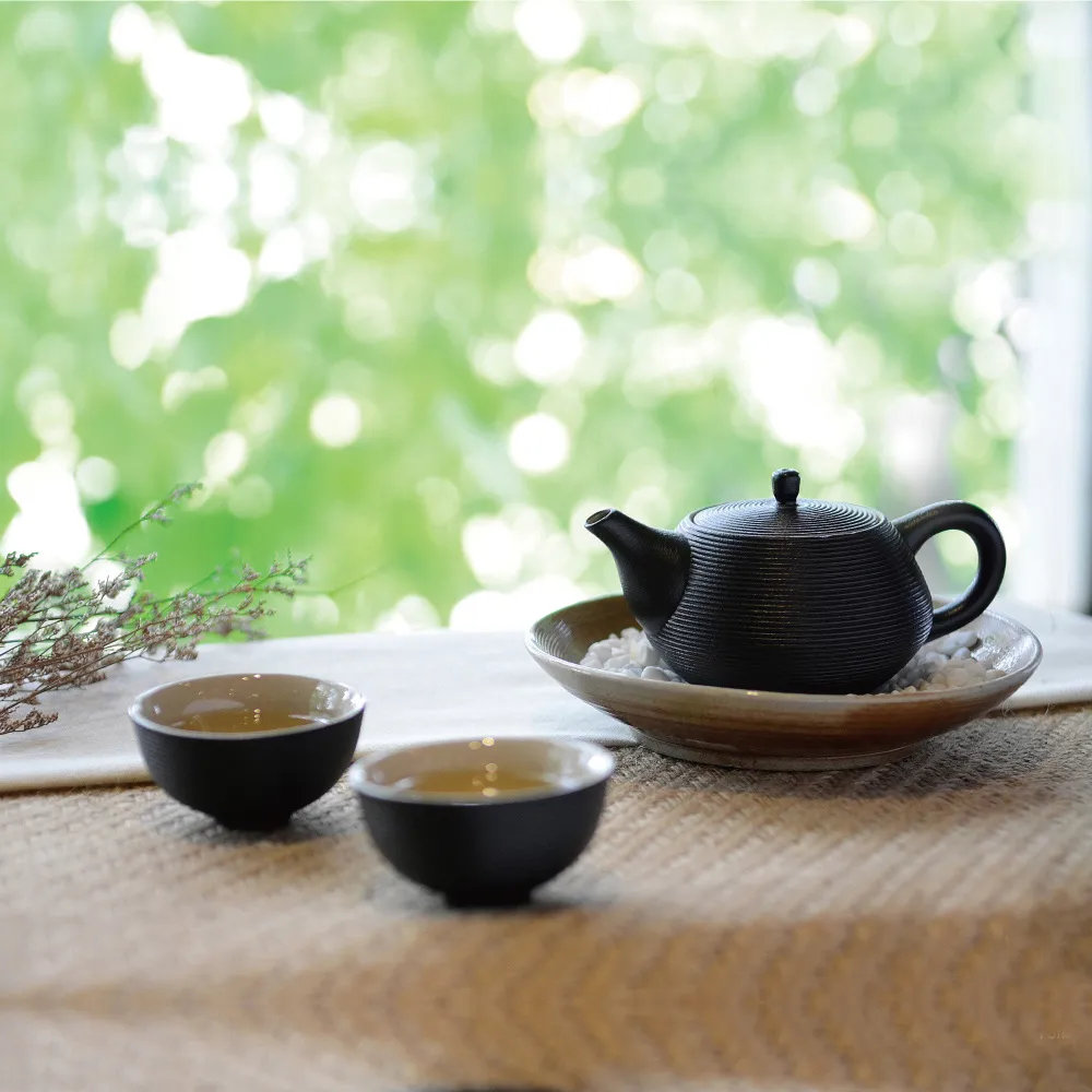 【LohasPottery 陸寶】旋轉壺自在茶組-禪風黑/禪風白(一壺兩杯+活水球)