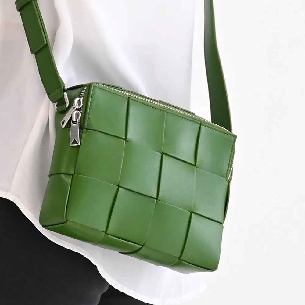 【BOTTEGA VENETA 寶緹嘉】Cassette 簡約經典手工大格編織羊皮方包斜背包(綠)