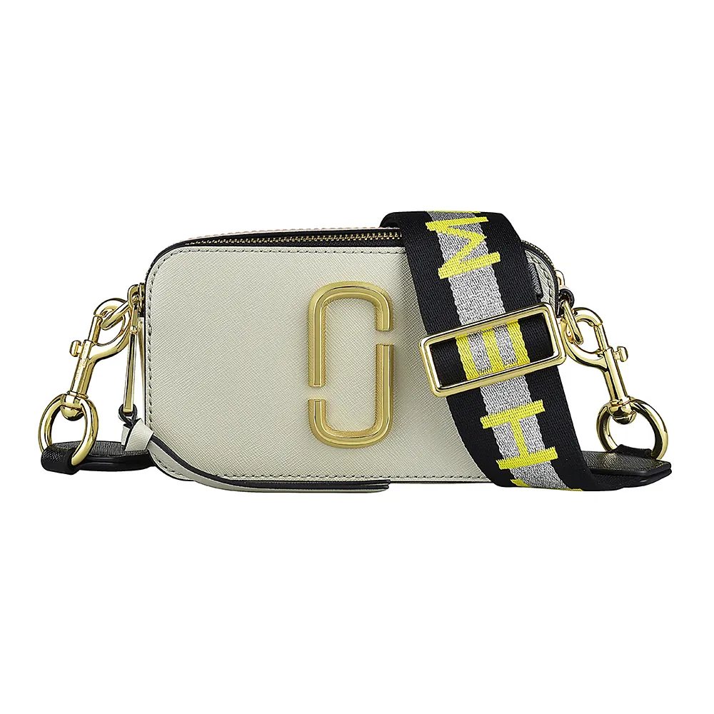 【MARC JACOBS】MARC JACOBS THE SNAPSHOT拉鍊防刮牛皮撞色斜背包(塵灰x米x櫻花粉x銀底黃字背帶)