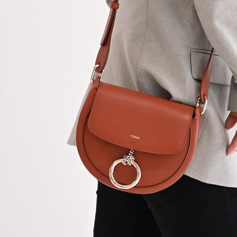 【Chloe’ 蔻依】Arlene 簡約燙金LOGO金屬圓環小牛皮馬鞍包斜背包(紅棕)