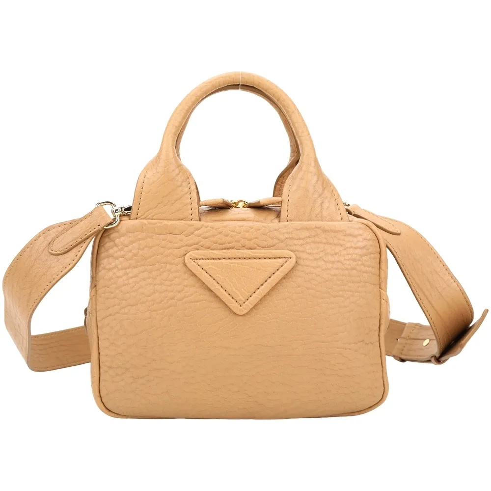 【PRADA 普拉達】三角皮牌壓紋牛皮手提 斜背保齡球包-駝色