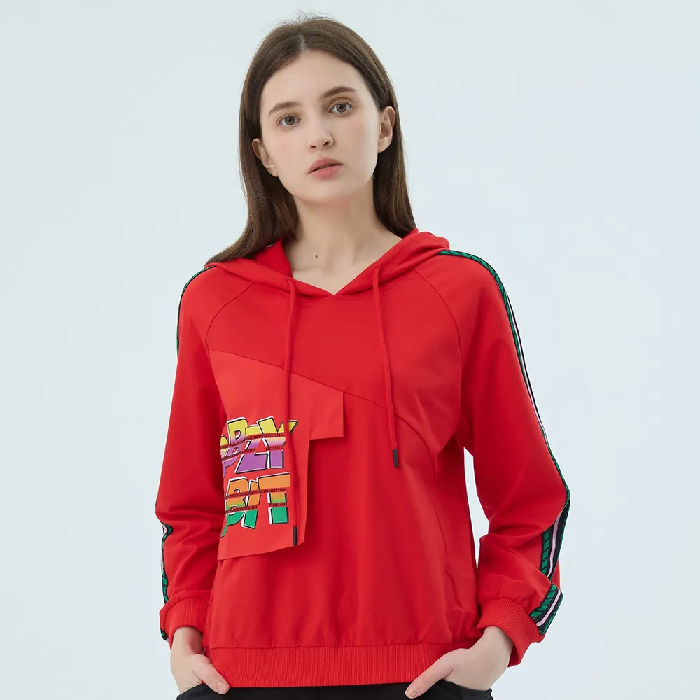 【Qiruo 奇若名品】棉質 彩色印字紅色長袖連帽上衣2546A