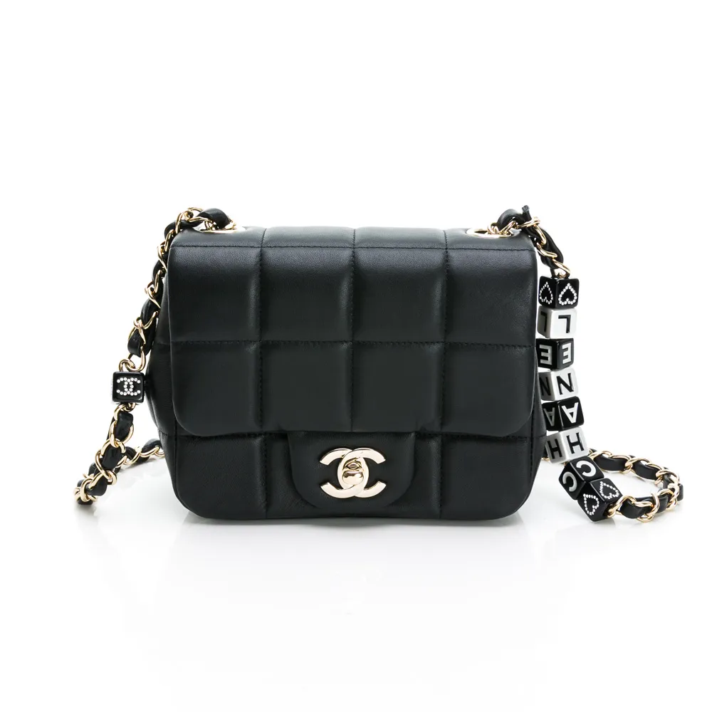 【CHANEL 香奈兒】經典菱格紋雙C LOGO 小羊皮金釦黑白方塊鏈帶翻蓋斜背包/骰子包(黑色)